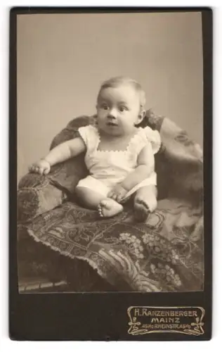 Fotografie H. Ranzenberger, Mainz, Portrait blondes Kleinkind mit neugierigem Blick