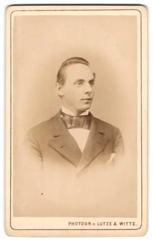 Fotografie Lutze & Witte, Magdeburg, Portrait stattlicher Herr im Anzug mit Fliege