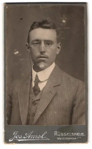 Fotografie Josef Amsl, Rüsselsheim a / Main, Portrait junger Herr im Anzug mit Krawatte und Zwicker