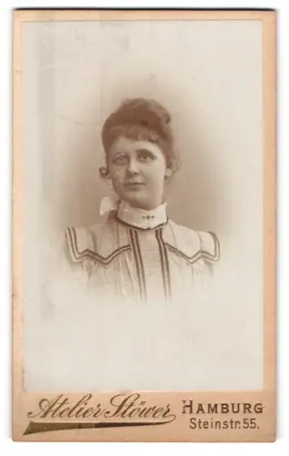 Fotografie Atelier Stöwer, Hamburg, Portrait junge Dame im modischen Kleid mit Kragenbrosche
