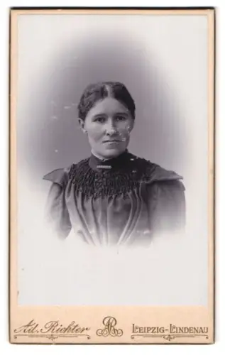 Fotografie Ad. Richter, Leipzig-Lindenau, Portrait bildschöne Dame mit Brosche am Blusenkragen