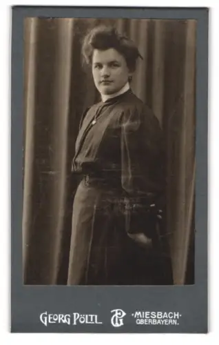 Fotografie Georg Pöltl, Miesbach / Oberbayern, Portrait bürgerliche Dame in zeitgenössischer Kleidung