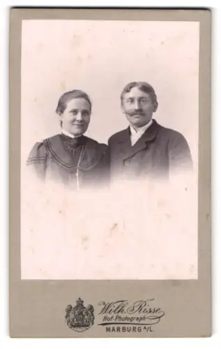 Fotografie Wilh. Risse, Marburg a / L., Portrait bürgerliches Paar in hübscher Kleidung