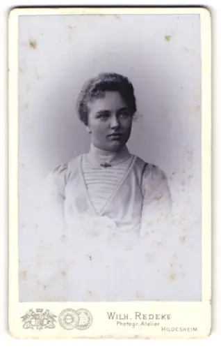 Fotografie Wilh. Redeke, Hildesheim, Portrait junge Dame mit zurückgebundenem Haar