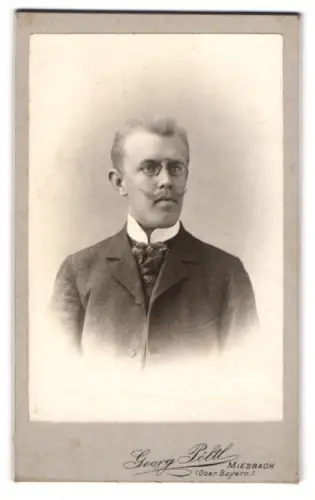 Fotografie Georg Pöltl, Miesbach / Ob.-Bayern, Portrait stattlicher Herr mit Zwicker und Schnauzbart