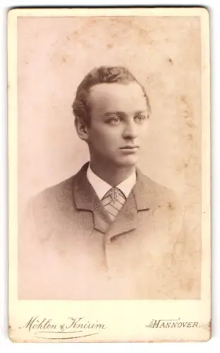 Fotografie Möhlen & Knirim, Hannover, Portrait junger Mann in modischer Kleidung mit Krawatte