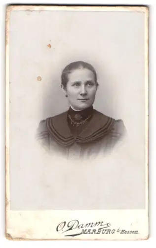 Fotografie Otto Damm, Marburg i / H., Portrait bürgerliche Dame mit zurückgebundenem Haar
