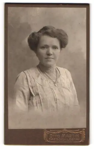 Fotografie Otto Martin, Dresden-Löbtau, Portrait bürgeriche Dame mit moderner Frisur und Halskette