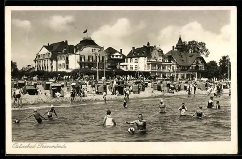 AK Travemünde, lebendiger Sommertag am Strand, Gebäudepanorama