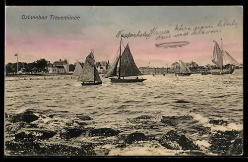 AK Travemünde, Strandszene mit handgemaltem Zeppelin