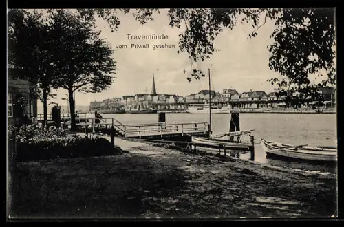 AK Travemünde, Vom Priwall gesehen, Uferpromenade, Boote, Stadtansicht mit Kirche