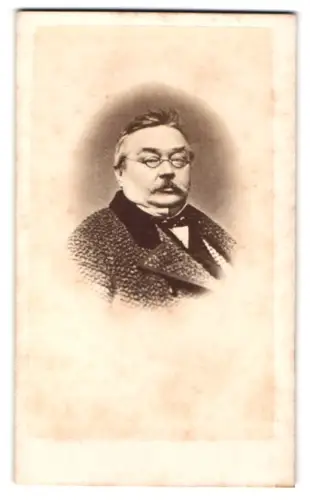 Fotografie unbekannter Fotograf und Ort, Porträt eines Herrn mit Brille