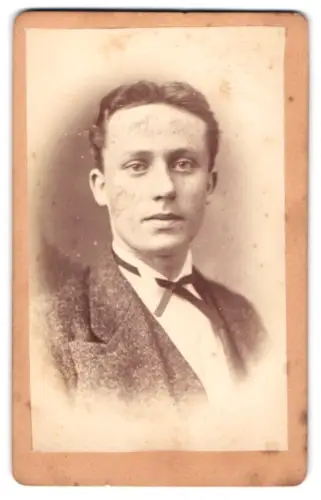 Fotografie Heinrich Krippendorff, Kiel, Vorstadt Nr. 3, Porträt eines jungen Mannes