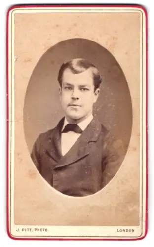 Fotografie James Pitt, London, Bethnal Green Road 213, Porträt eines jungen Mannes