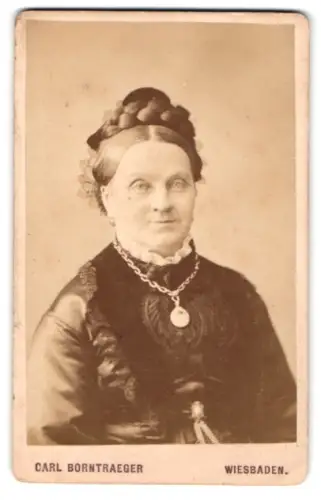 Fotografie Carl Borntraeger, Wiesbaden, Porträt einer Dame mit elegantem Haarknoten