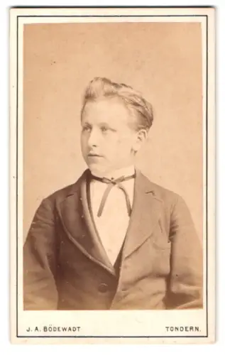 Fotografie J. A. Bödewadt, Tondern, Osterstrasse 40, Junge in Anzug mit Fliege