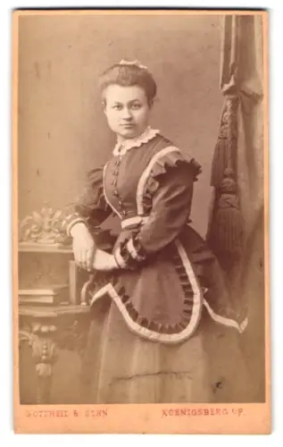 Fotografie Gottheil & Sohn, Koenigsberg i. Pr., Münzstrasse 6, Frau in historischem Kleid
