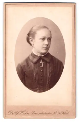 Fotografie Detlef Hahn, Kiel, Brunswikerstrasse 14, Porträt einer jungen Frau