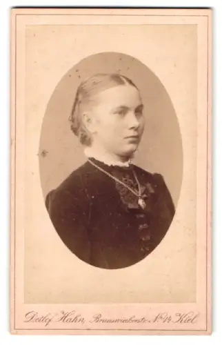Fotografie Detlef Hahn, Kiel, Brunswickerstr. 14, Porträt einer jungen Frau