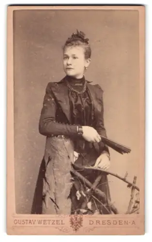 Fotografie Gustav Wetzel, Dresden, Prager Strasse 6, Porträt einer Dame mit Fächer