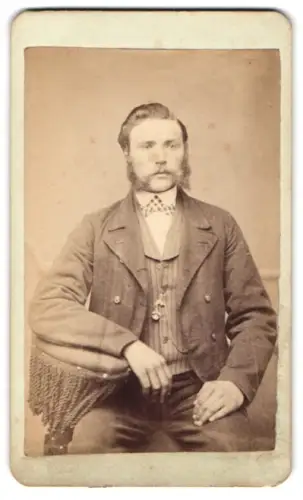 Fotografie unbekannter Fotograf und Ort, Porträt eines eleganten Herrn