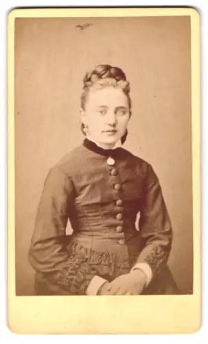 Fotografie F. Pfeiffer, Celle, Westcellertor 5, Junge Frau im eleganten Kleid