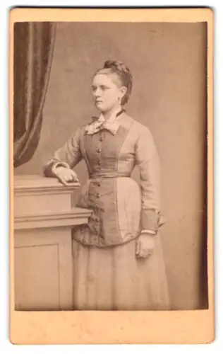 Fotografie Hermann Ramm, Celle, Altencellertorstr. Nr. 1, Portrait einer Frau im modischen Kleid