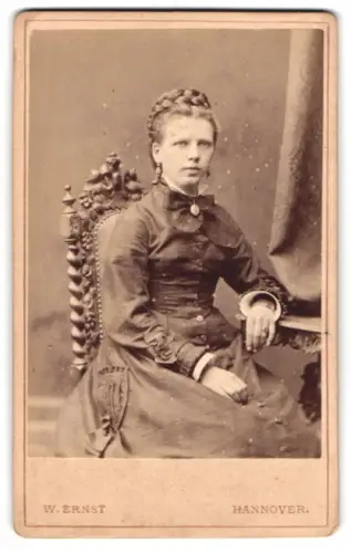 Fotografie W. Ernst, Hannover, Angerstrasse 13a, elegante Dame auf Stuhl