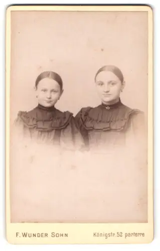Fotografie F. Wunder Sohn, Hannover, Königstr. 52, Porträt zweier junger Mädchen