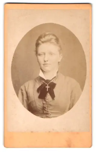 Fotografie Hermann Ramm, Hannover, Cellerstr. 146, Damenporträt mit Kreuzanhänger