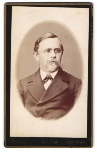 Fotografie Ferd. Bak, Sigmaringen, Porträt eines Herrn mit Brille und Schnurrbart