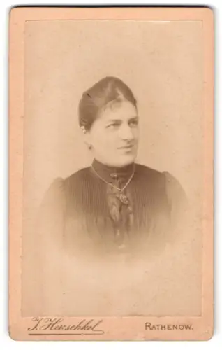 Fotografie J. Heuschkel, Rathenow, Schützenstrasse 6, Porträt einer Dame