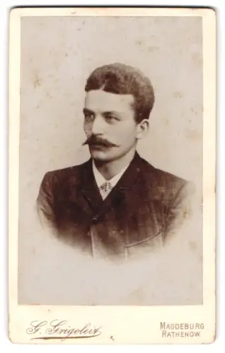 Fotografie G. Grigoleit, Magdeburg, Breite Weg 140, Porträt eines Mannes mit Schnurrbart