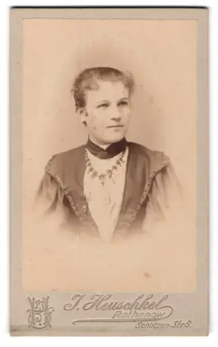 Fotografie J. Heuschkel, Rathenow, Schützenstr. 6, Porträt einer jungen Frau