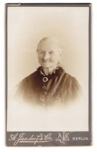 Fotografie A. Jandorf & Co., Berlin, Leipziger Strasse 64, Porträt einer älteren Dame