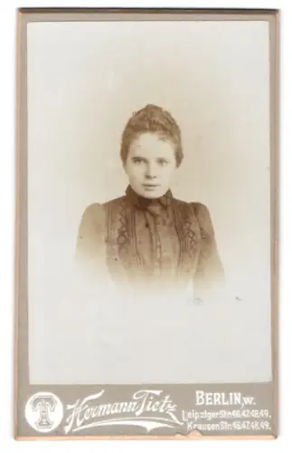 Fotografie Hermann Tietz, Berlin, Leipziger Str 46, Porträt einer jungen Frau