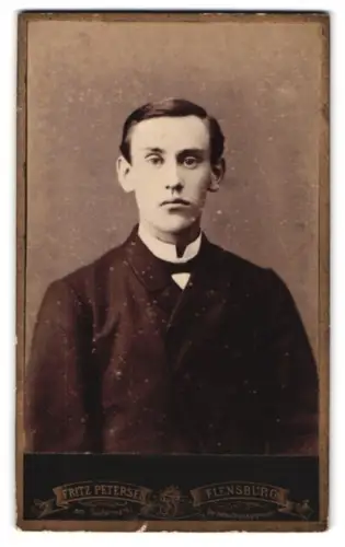 Fotografie Fritz Petersen, Flensburg, am Südermarkt, Porträt eines jungen Mannes