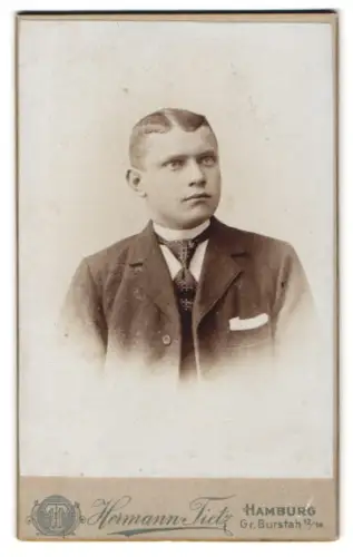 Fotografie Hermann Tietz, Hamburg, Gr. Burstah 12/14, Porträt eines jungen Mannes