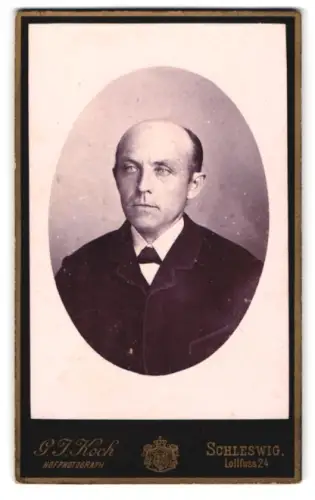 Fotografie G. T. Koch, Schleswig, Lollfuss 24, Porträt eines ernst blickenden Mannes