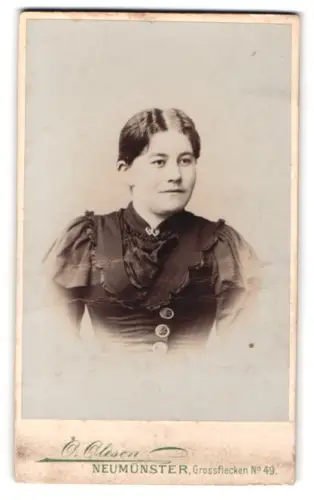 Fotografie O. Olesen, Neumünster, Grossflecken 49, Porträt einer Frau in elegantem Kleid