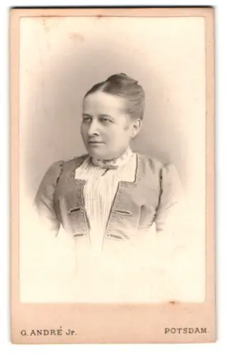 Fotografie G. André Jr., Potsdam, Spandauerstr. 34, Porträt einer Frau