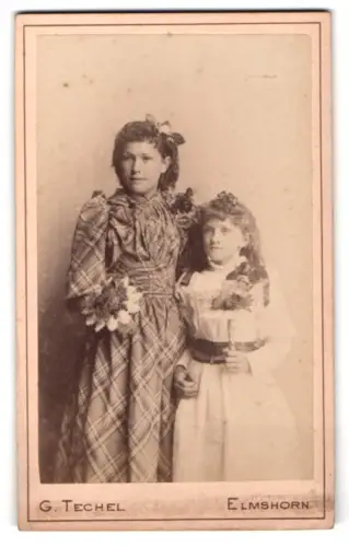 Fotografie G. Techel, Elmshorn, Mühlenstrasse 12, Zwei Mädchen mit Blumensträussen