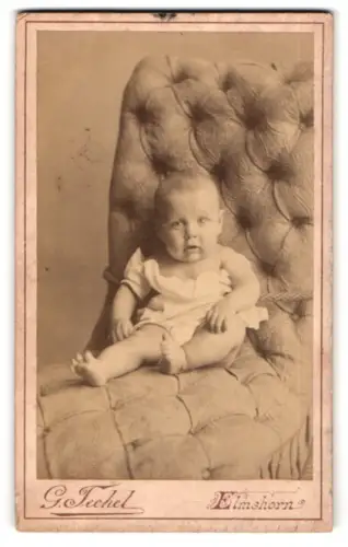 Fotografie G. Techel, Elmshorn, Mühlenstrasse 12, Kleinkind auf gepolstertem Sessel