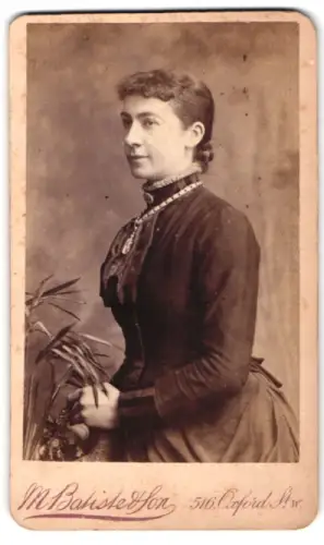 Fotografie M. Batiste & Son, London, Oxford St 516, Porträt einer Dame