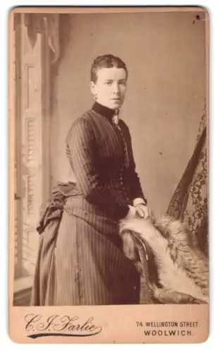 Fotografie C. J. Farlie, Woolwich, 74 Wellington Street, Frau in elegantem Kleid