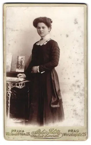 Fotografie Atelier Elite, Prag, Wenzelsplatz 25, Porträt einer Dame mit elegantem Kleid