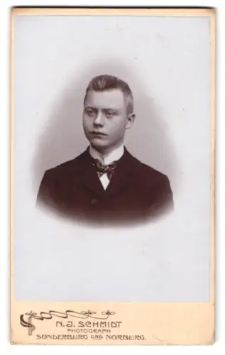 Fotografie N. J. Schmidt, Sonderburg, Porträt eines jungen Mannes