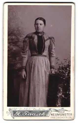Fotografie P. Paasch, Neumünster, Friedrichstrasse 24, Porträt einer Dame in eleganter Kleidung