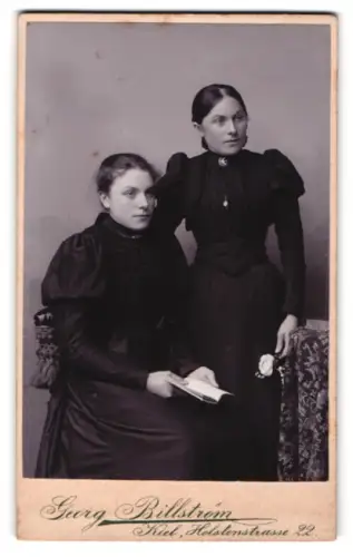 Fotografie Georg Billström, Kiel, Holstenstrasse 22, Zwei Frauen in eleganter Kleidung