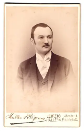 Fotografie Müller & Pilgram, Leipzig, Löhrstrasse 11, Porträt eines eleganten Herrn